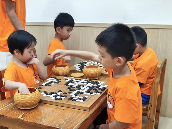 在棋盤上，執(zhí)掌風(fēng)云變化的小棋手_副本.jpg