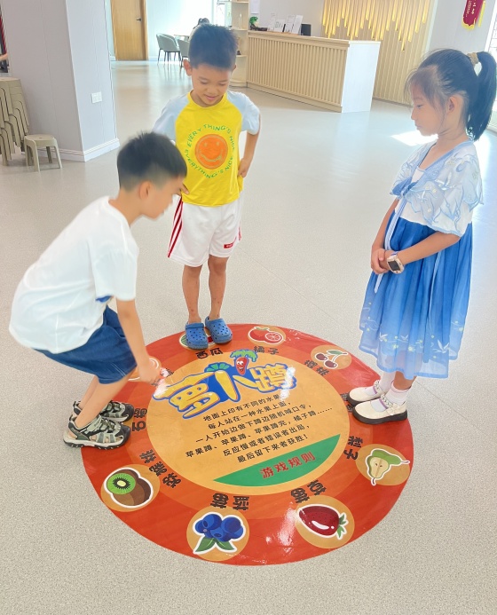 周日基礎(chǔ)班課間活動，孩子們最喜歡玩的蘿卜蹲游戲_副本.jpg