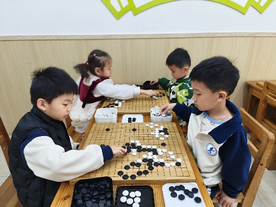 4、小棋手們兩兩對(duì)坐，眼神專注，正在認(rèn)真的思考每一步落子呢_副本.jpg